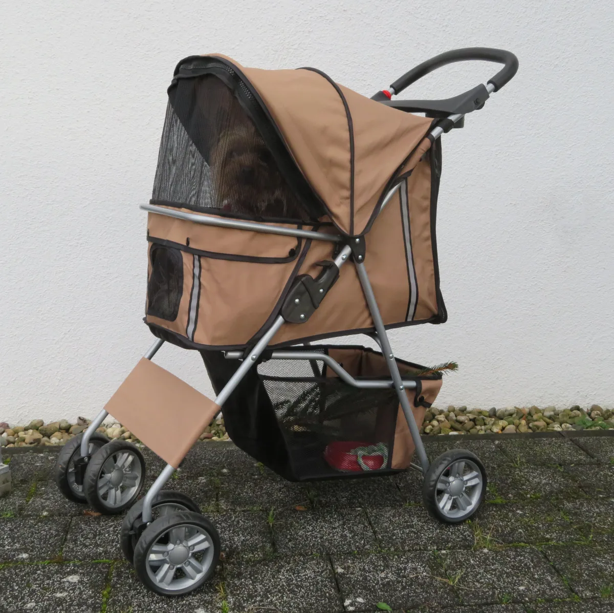 Fietskar die ook dienst doet als wandelwagen voor de hond: zinvol of overbodig?
